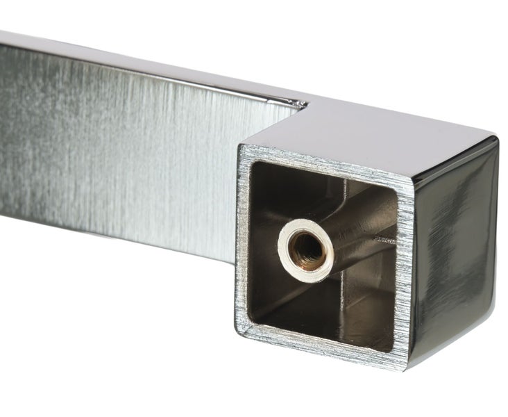 Ein einzelner quadratischer Möbelgriff aus Metall mit einer gebürsteten Oberfläche und einem Gewindeloch zur Montage.