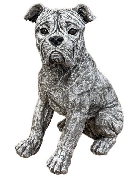 Gartenfigur in Form einer sitzenden Bulldogge aus Steinguss mit detailreichen Falten.