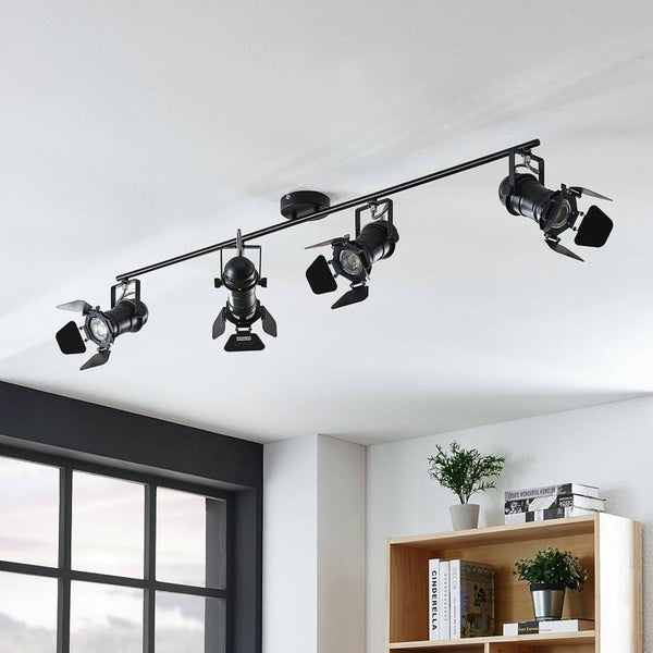 Deckenleuchte mit vier Strahlern im Raum