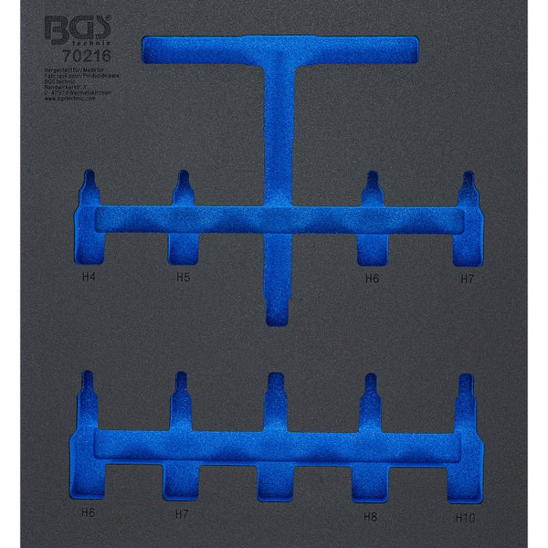 Olivenbaum mit dickem Stamm und grünen Blättern in einem großen schwarzen Kunststofftopf auf einer Holzpalette in einer Baumschule.