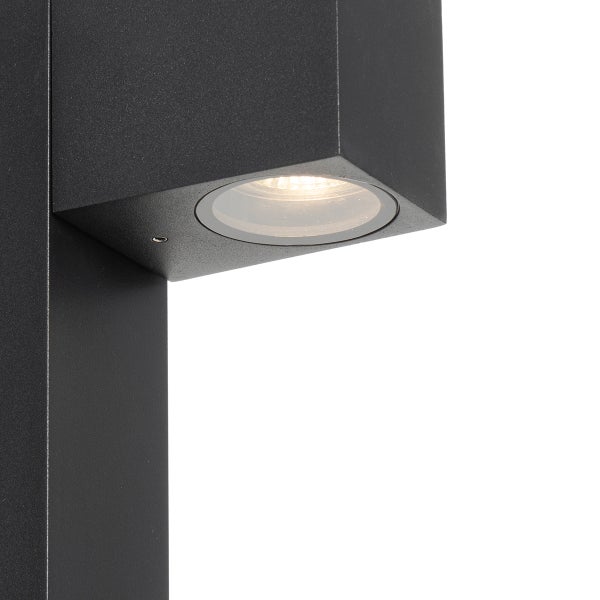 Moderne schwarze Außenleuchte aus Metall mit integriertem LED-Strahler.