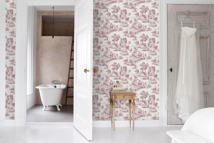 Vliestapete mit Toile-de-Jouy-Landschaftsmuster in einem hellen Zimmer mit weißer Tür und freistehender Badewanne.
