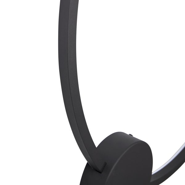 Nahaufnahme einer modernen schwarzen LED Ringlampe mit runder Wandhalterung und gebogenem Metallrahmen.