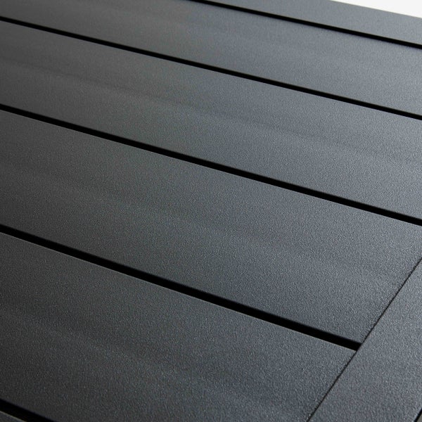 Nahaufnahme einer anthrazitfarbenen Tischplatte aus Aluminiumlamellen.