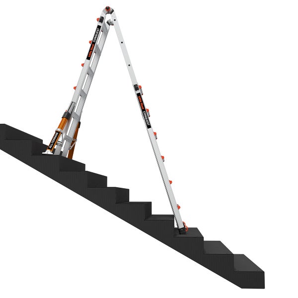 Little Giant Conquest All Terrain Gelenk-Mehrzweckleiter auf einer Treppe stehend.
