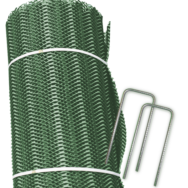 Eine aufgerollte Kunststoffgittermatte für den Garten mit passenden U-förmigen Befestigungsankern aus Metall