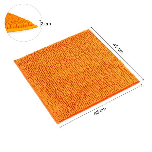 Quadratische orangefarbene Badematte aus Chenille, Größe 45 mal 45 Zentimeter, Florhöhe 2 Zentimeter.