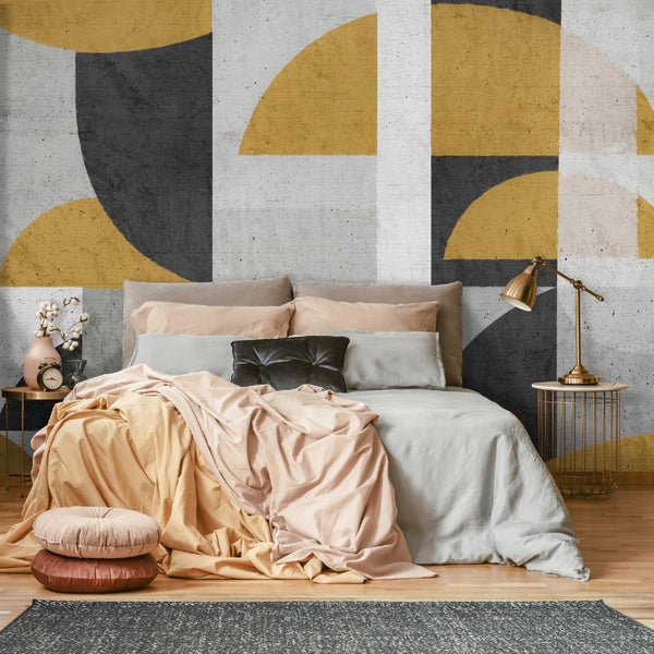 Schlafzimmer mit Bett, Nachttischen und geometrischer Tapete für eine stilvolle Einrichtung.