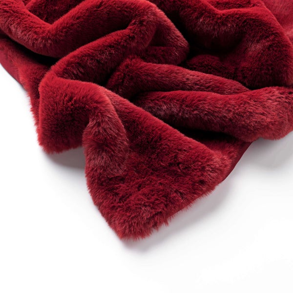 Kuscheldecke aus rotem Kunstfell mit weicher, flauschiger Oberfläche.