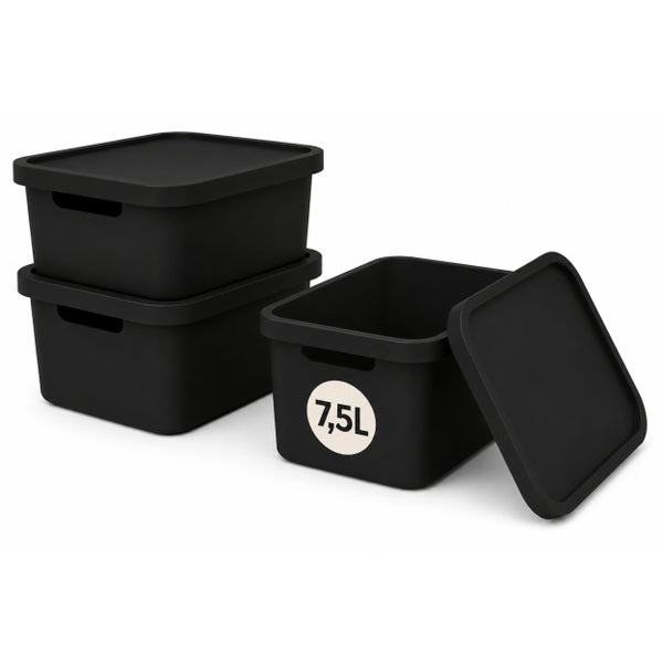 Drei quadratische Aufbewahrungsboxen mit Deckel und einem Volumen von je 7,5 Litern aus Kunststoff.