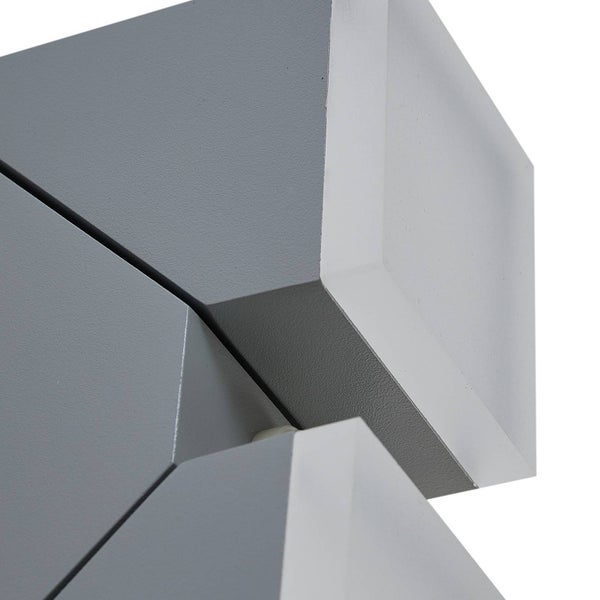 Nahaufnahme einer modernen Wandleuchte mit grauen, geometrischen Gehäuseteilen und weißen Diffusoren.