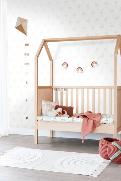 Kinderzimmer mit Holzbett, Mobile, Regenbogen-Girlande und Teppich