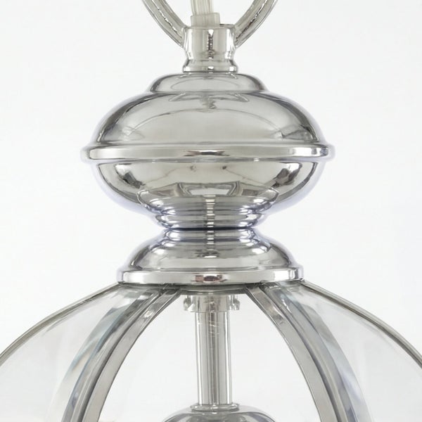 Detailaufnahme einer Pendelleuchte mit Metallakzenten