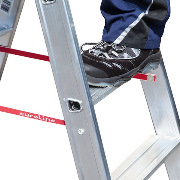 Person auf Aluminiumleiter mit rotem Halteband