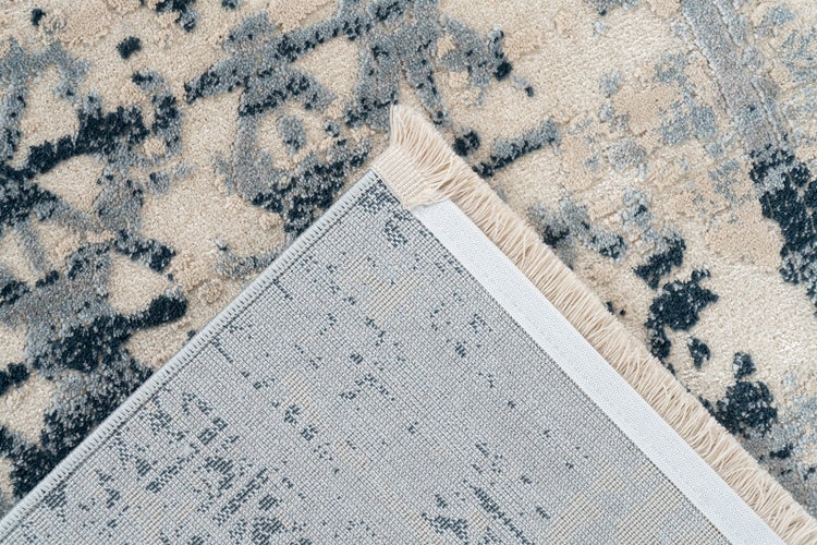 Nahaufnahme eines Teppichs mit orientalischem Vintage-Muster, Fransen und gewebter Rückseite.