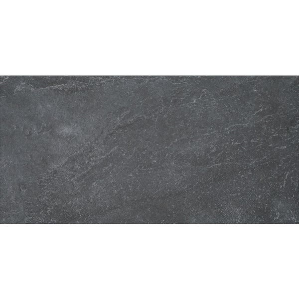 Feinsteinzeug-Fliese in Schieferoptik, rechteckig, dunkelgraue strukturierte Oberfläche.