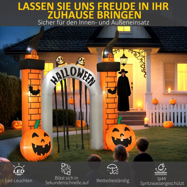 Halloween-Dekoration mit aufblasbarem Torbogen, Kürbissen und Hexe vor einem Haus.