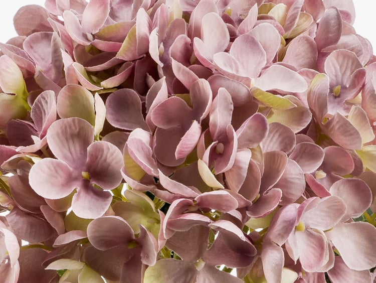 Nahaufnahme einer künstlichen Hortensie in Altrosa aus Textilmaterial.
