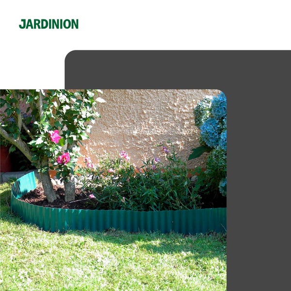 Beeteinfassung aus Kunststoff im Garten