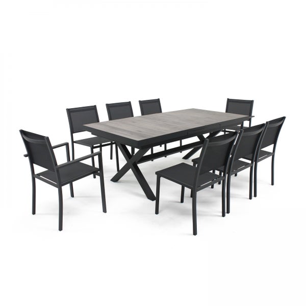 Gartenmöbel-Set bestehend aus einem großen rechteckigen Tisch mit Tischplatte in Holzoptik und acht Stühlen mit schwarzem Metallgestell.