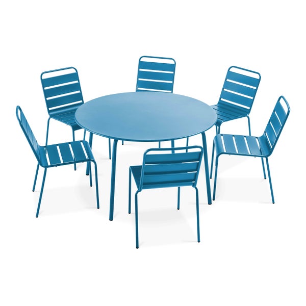 Blaues Gartenmöbel-Set aus Metall mit einem runden Tisch und sechs stapelbaren Stühlen mit Latten-Design.