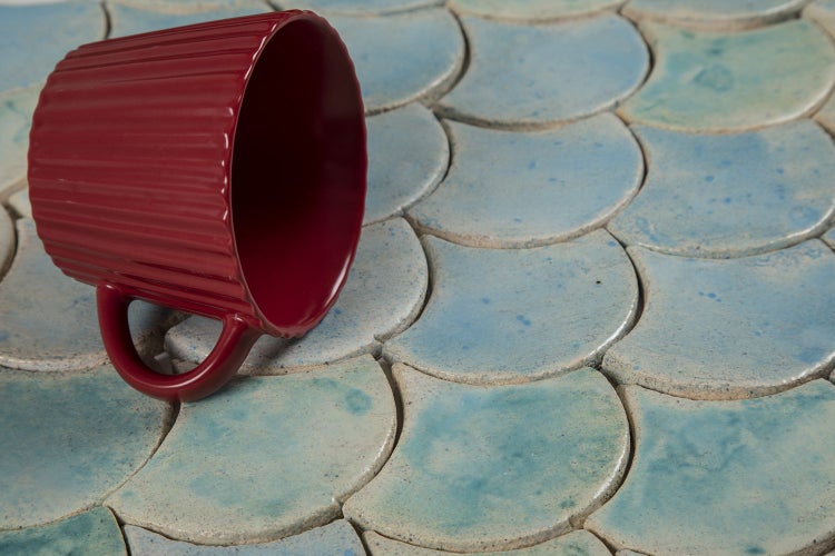 Keramikfliesen im Fischschuppenmuster mit einer Tasse