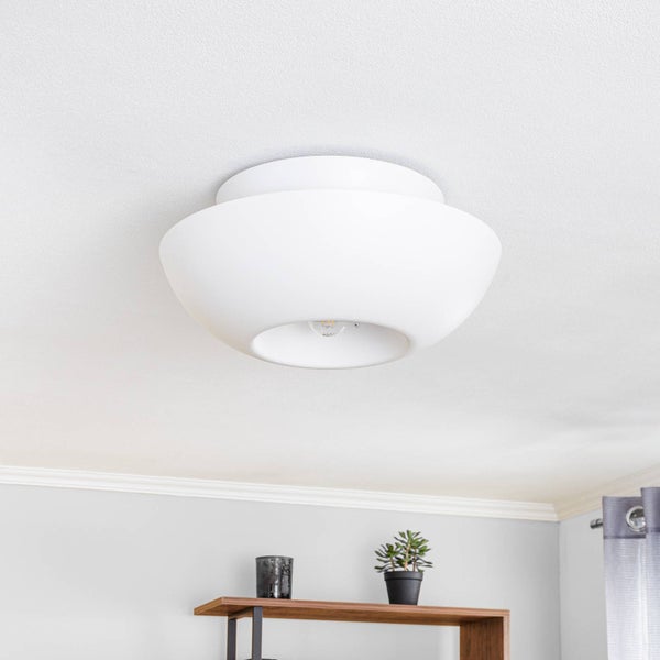 Weiße, runde Deckenleuchte aus Glas oder Kunststoff, montiert an einer hellen Decke in einem modern eingerichteten Raum.