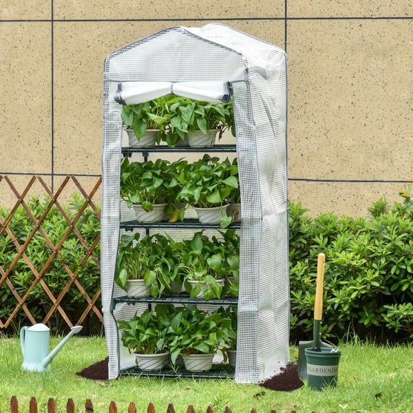 Mobiles Foliengewächshaus mit vier Regalböden und Pflanzen im Garten neben einer Gießkanne und Gartenwerkzeug.