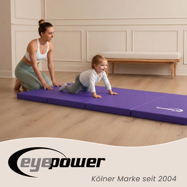 Mutter und Kind auf einer faltbaren Turnmatte in einem hellen Raum.