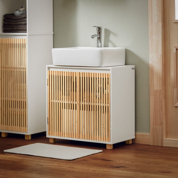 Badezimmer mit Waschbecken, Unterschrank und Regal