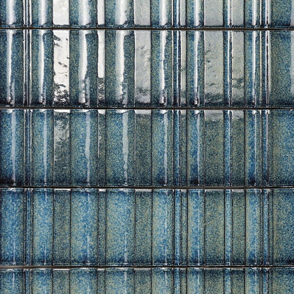 Wandfliese mit strukturierter Oberfläche und glänzendem Finish in rechteckiger Optik.