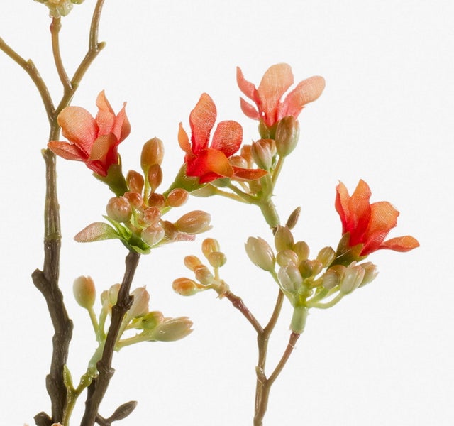 Künstlicher Dekozweig mit orangefarbenen Blüten und Knospen.