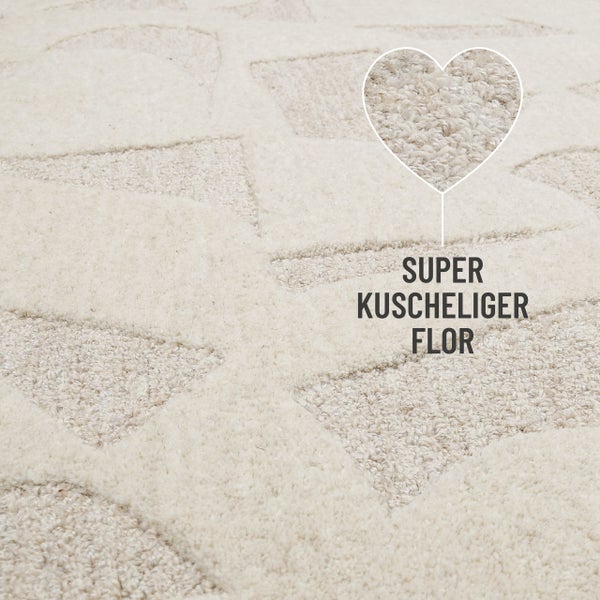 Detailansicht eines Teppichs mit geometrischem Muster und weichem Flor.