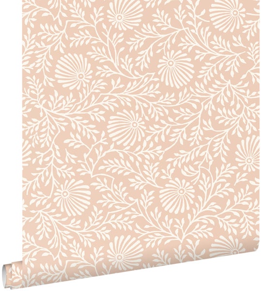 Vliestapete mit weißem floralem Muster aus Blumen und Blättern auf pfirsichfarbenem Hintergrund.