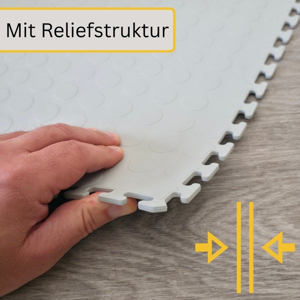 PVC-Bodenfliese mit Reliefstruktur und sichtbarem Klicksystem an der Kante.