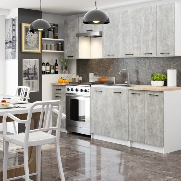 Helle Küche mit Esstisch und grauen Schränken in Marmoroptik