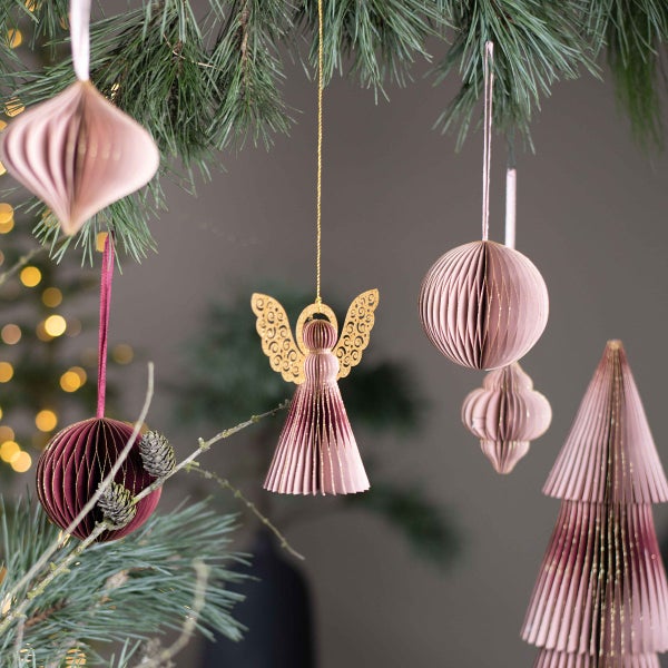 Weihnachtsbaumschmuck mit Papieranhängern in Form von Engel, Kugel, Baum und Ornament
