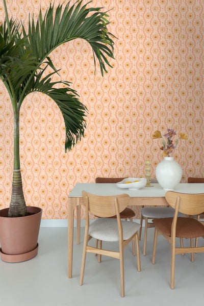Esszimmer mit Esstisch, Stühlen, Zimmerpflanze und gemusterter Tapete