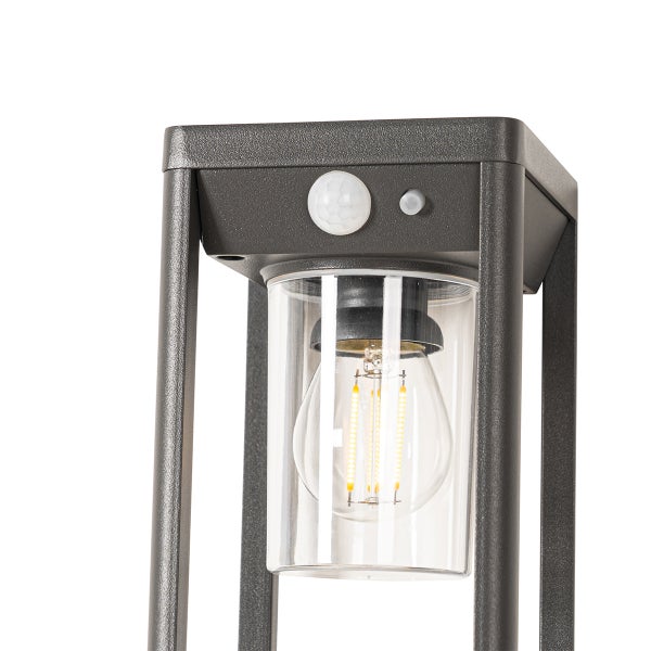 Außenleuchte mit Bewegungsmelder, Dämmerungssensor, Metallrahmen und Klarglas mit LED-Filament-Leuchtmittel.