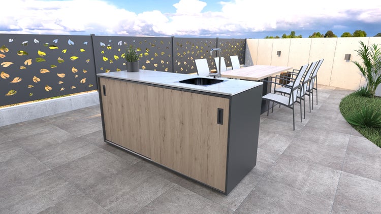 Terrassenszene mit Spültisch, Esstisch und dekorativem Zaun