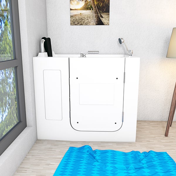 Begehbare Badewanne mit Tür, Armatur und Handbrause in einem hellen Badezimmer.