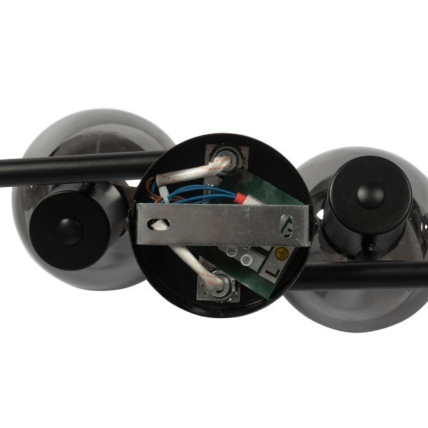 Innenansicht einer Deckenleuchte mit drei Rauchglaslampenschirmen an einer Halterung