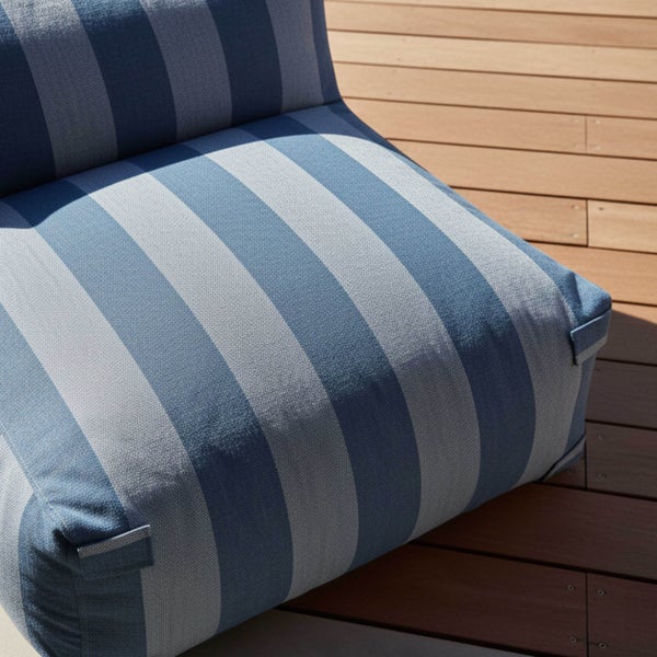 Blau gestreifter Outdoor-Sitzsack auf einer Holzterrasse.