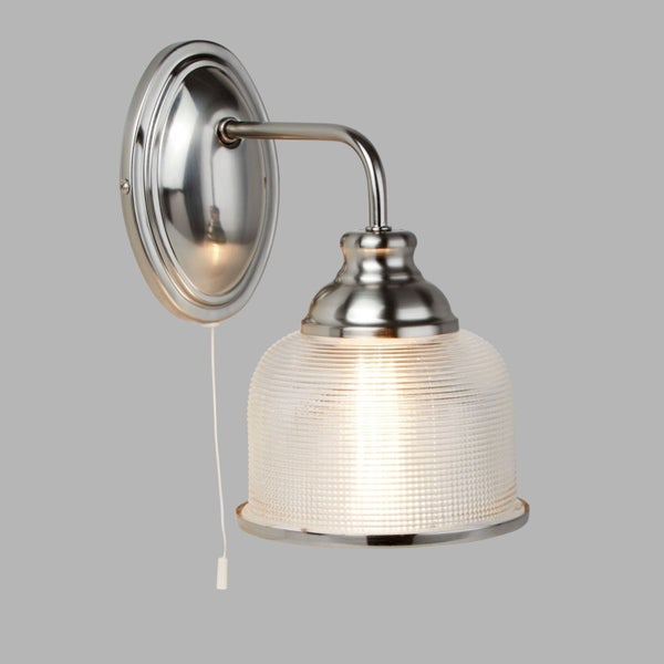 Wandleuchte mit Zugschalter und geripptem Glasschirm