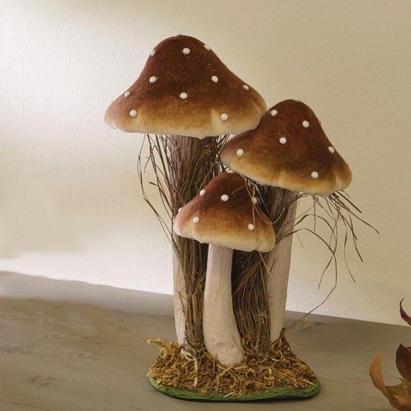 Deko-Pilzgruppe aus Stoff und Naturmaterialien zur herbstlichen Tischdekoration