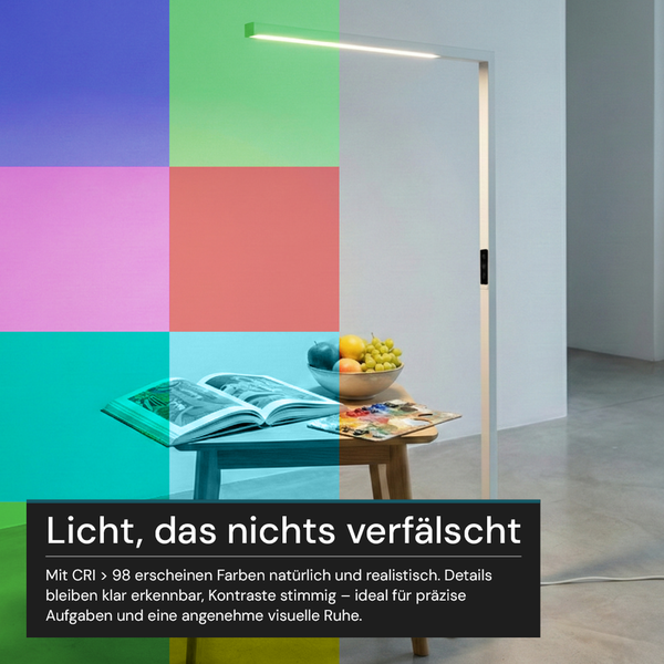 Stehlampe neben Tisch mit Obstschale und Buch