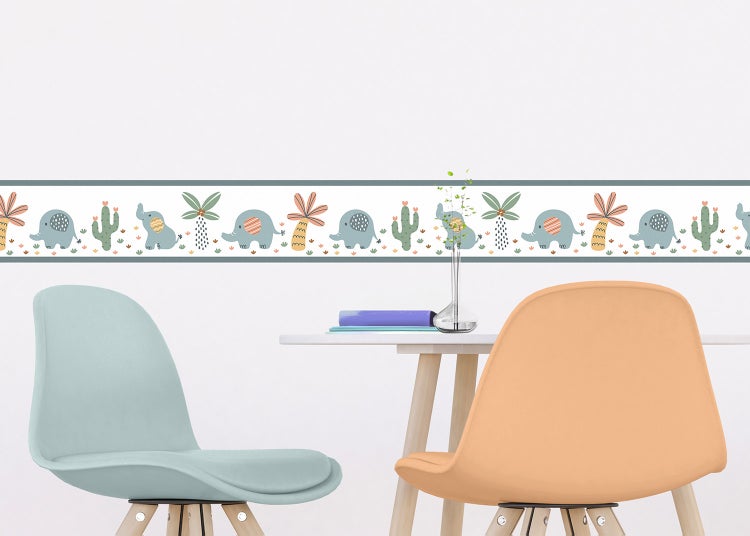 Selbstklebende Wandbordüre für das Kinderzimmer mit Motiven von Elefanten, Kakteen und Palmen in einem hellen, modern eingerichteten Raum.