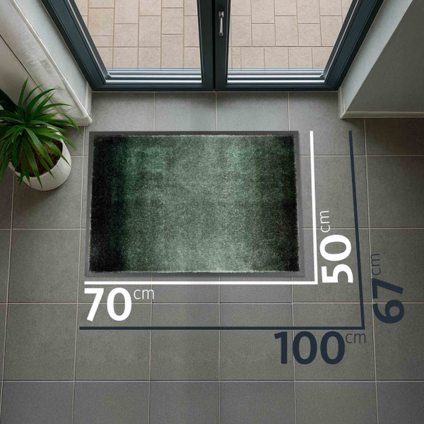 Fußmatte mit den Maßen 70 cm x 50 cm vor einer Tür