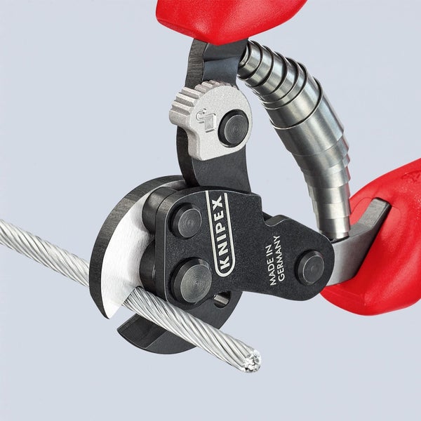 Knipex Drahtseilschere beim Schneiden eines Drahtseils aus Stahl, mit Öffnungsfeder, Knipex Logo und Herkunftsbezeichnung aus Deutschland.