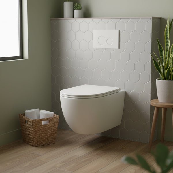 Wandhängendes WC vor einer Vorwandinstallation mit sechseckigen Fliesen und Betätigungsplatte in einem modernen Badezimmer.